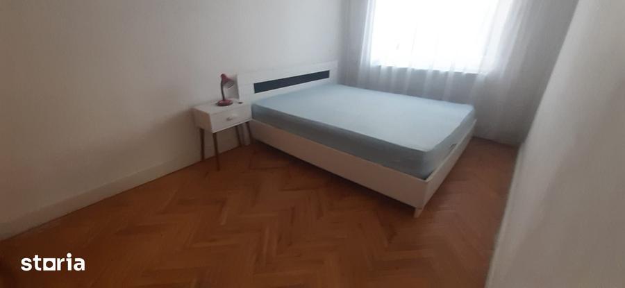Apartament cu 3 camere semidecomandat în Republicii