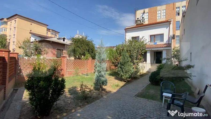 Casă cu 5 camere cu Teren 370 Mp în George Enescu