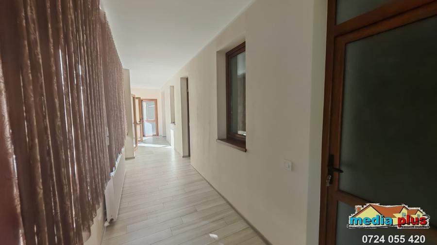 Casă individuală cu 5 camere cu Teren 686 Mp în Piața Centrală