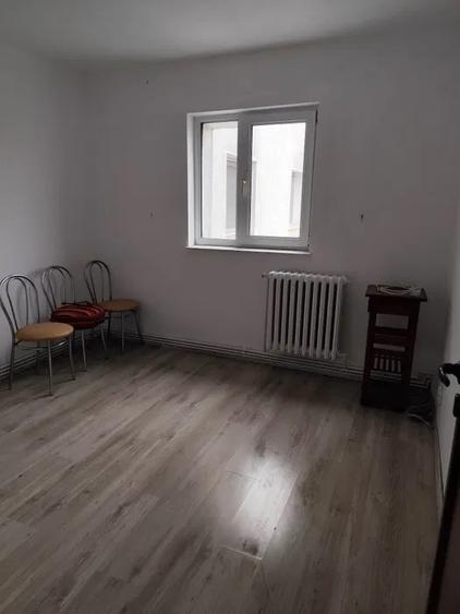 Apartament cu 3 camere semidecomandat, mobilat în Baza 3