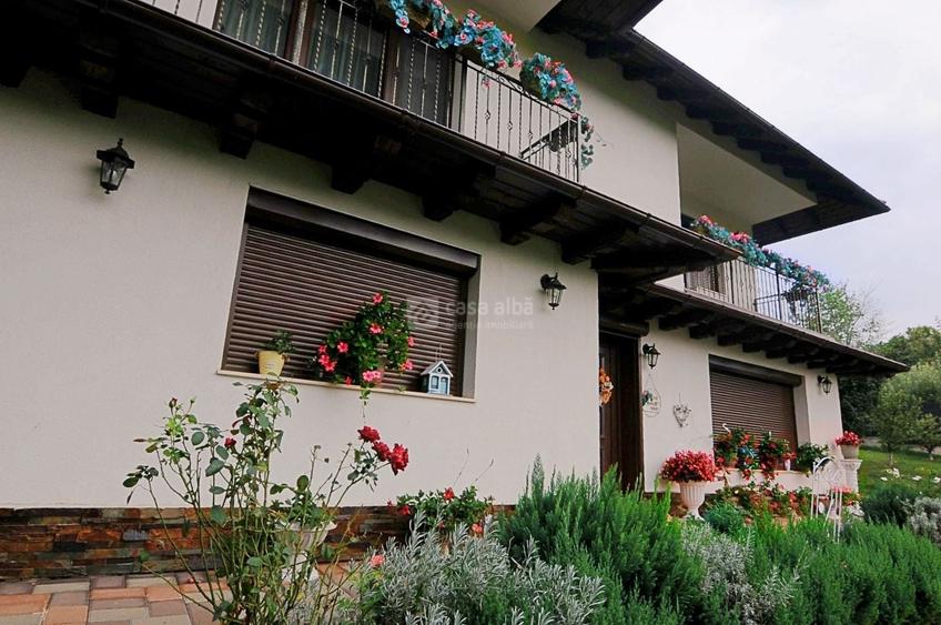 Casă individuală cu 5 camere cu Canalizare în Bucium