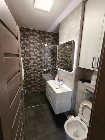 Apartament cu 3 camere semidecomandat, mobilat în Central
