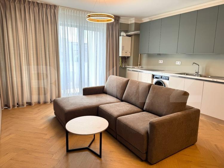 Apartament cu 2 camere semidecomandat, mobilat în Sud