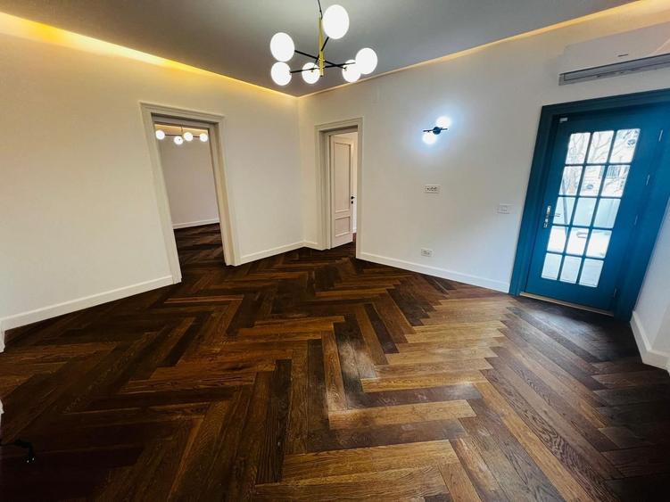 Casă individuală cu 12 camere cu Canalizare în Cotroceni