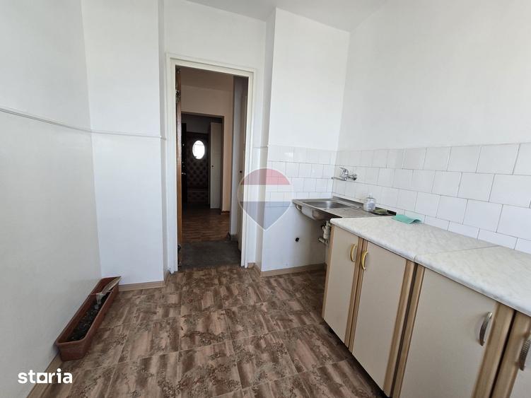 Apartament cu 3 camere decomandat, mobilat în Republicii