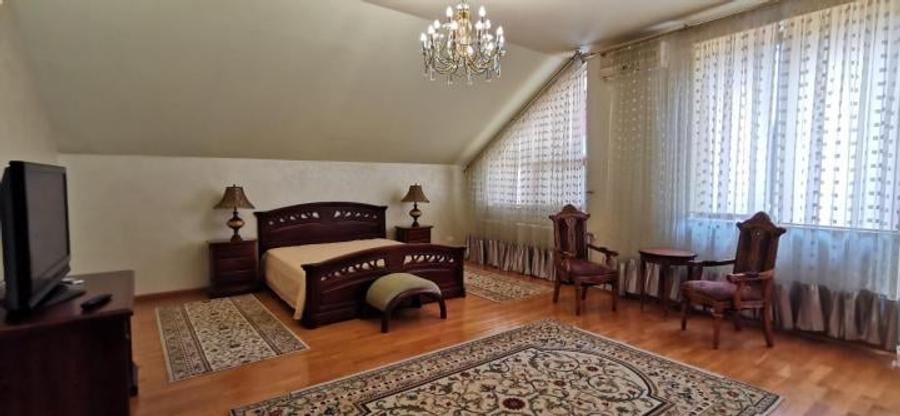 Casă cu 4 camere cu Teren 1000 Mp în Băneasa