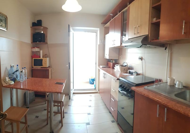 Apartament cu 3 camere decomandat în Școlilor