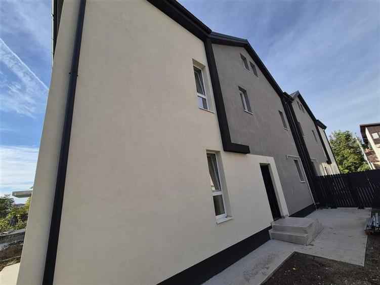 Duplex cu 4 camere cu Canalizare în Periferie