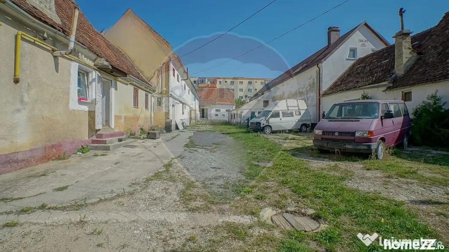 Casă cu 9 camere cu Teren 1236 Mp în Central