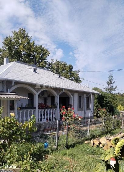 Casă cu 4 camere în Comarna