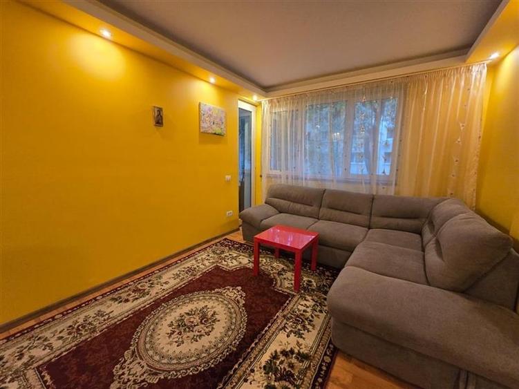 Apartament cu 3 camere semidecomandat în Pajura