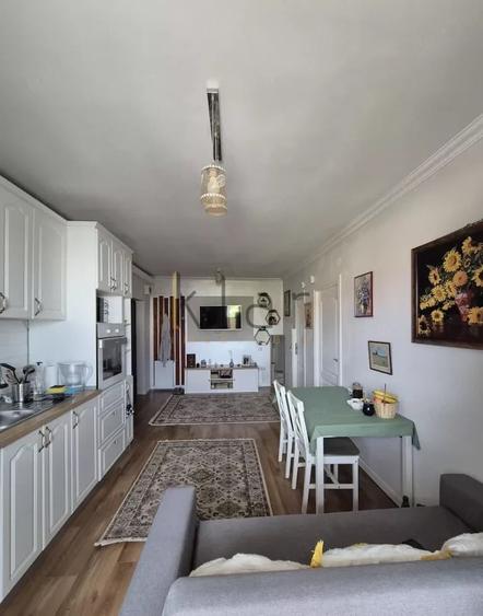Apartament cu 3 camere semidecomandat, mobilat în Florești