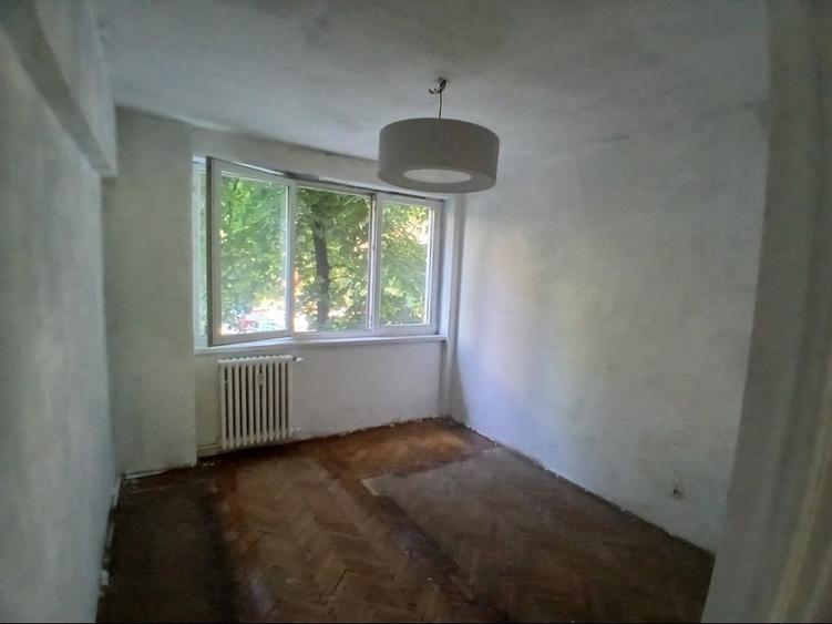 Apartament cu 3 camere semidecomandat în Obor