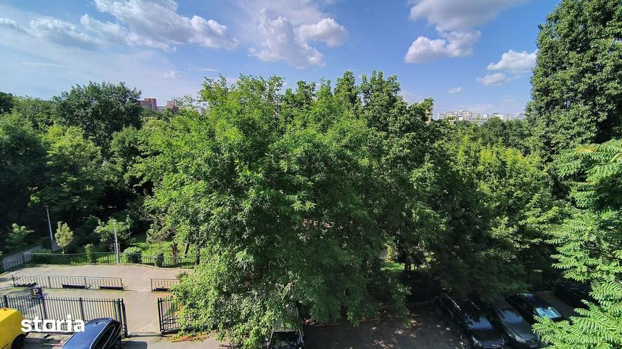 Apartament cu 4 camere semidecomandat în Pantelimon