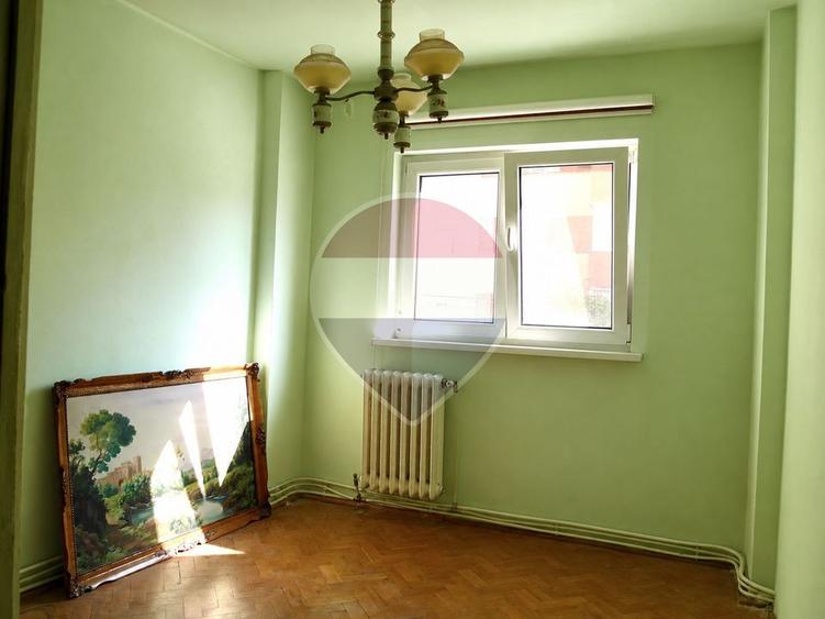 Apartament cu 4 camere decomandat în Central