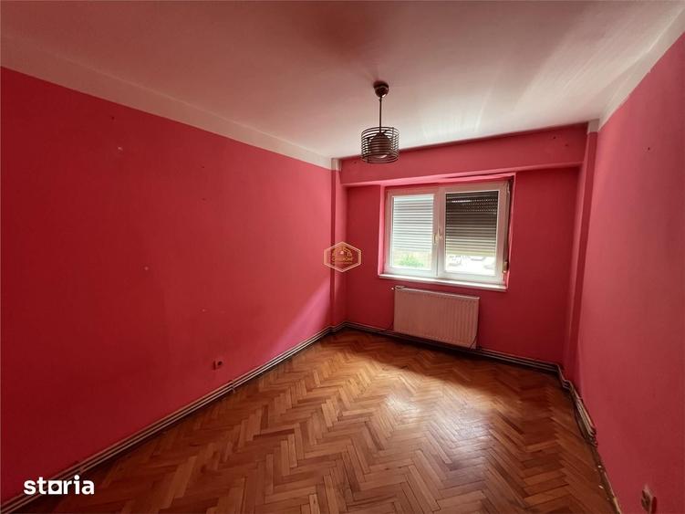 Apartament cu 4 camere în Micro 16