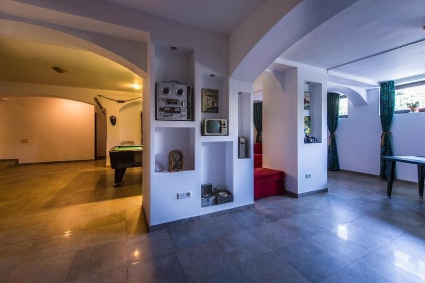 Apartament cu 8 camere decomandat în Ovidiu