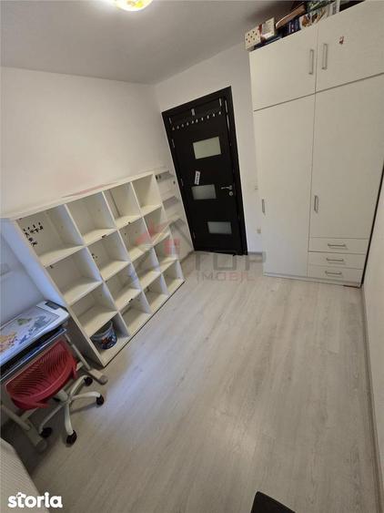 Apartament cu 3 camere semidecomandat în Podu Roș