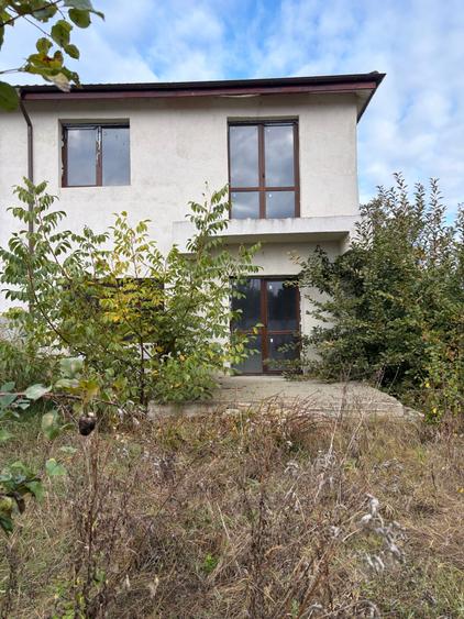 Duplex cu 4 camere cu Teren 250 Mp în Domnești