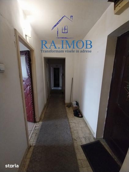 Apartament cu 3 camere decomandat în Republicii