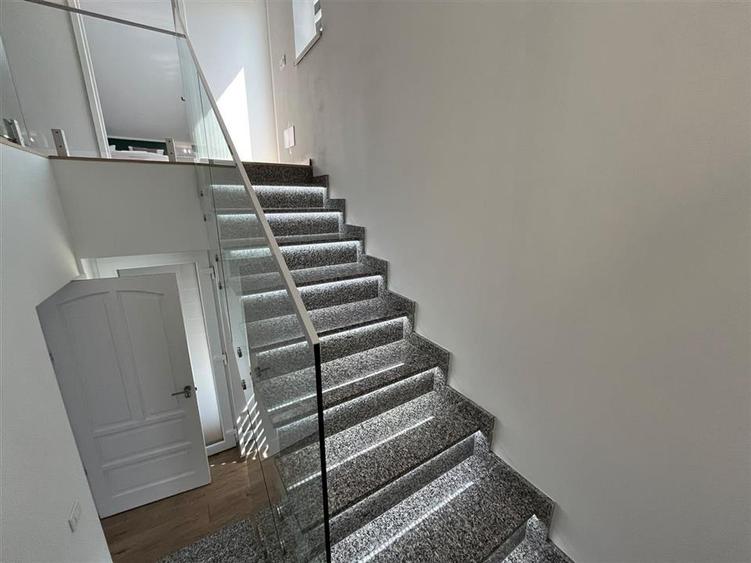 Casă cu 6 camere cu Teren 660 Mp în Sânmartin