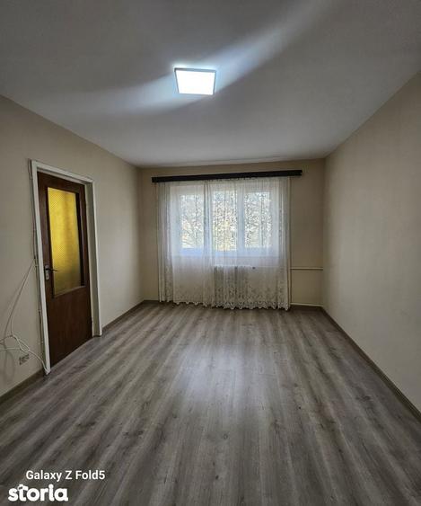 Apartament cu 3 camere semidecomandat în Nufărul