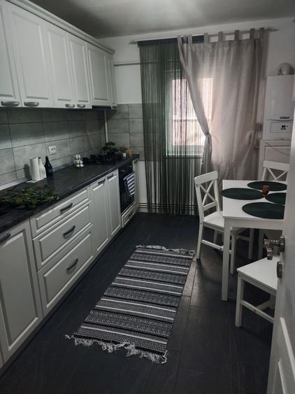 Apartament cu 4 camere decomandat în Spătaru