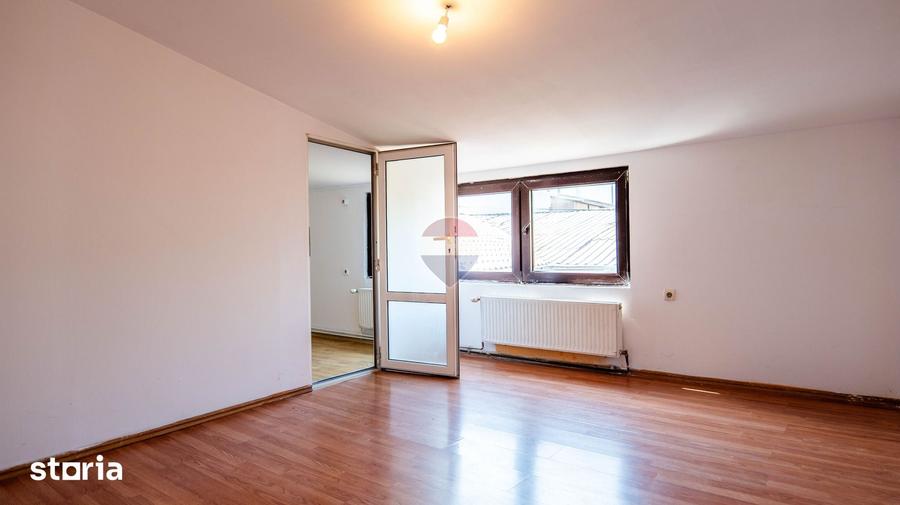 Casă cu 9 camere cu Teren 160 Mp în Chitila