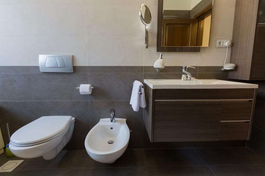 Apartament cu 3 camere decomandat, mobilat în Europa