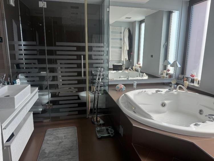 Apartament cu 4 camere decomandat în Central