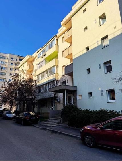 Garsonieră decomandată, mobilată în Decebal