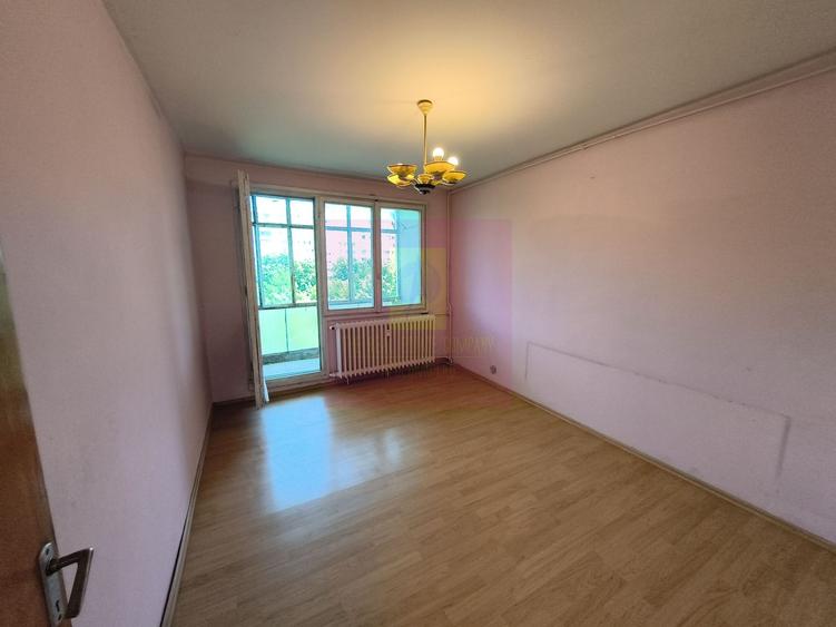 Apartament cu 3 camere semidecomandat în Valea Ialomiței