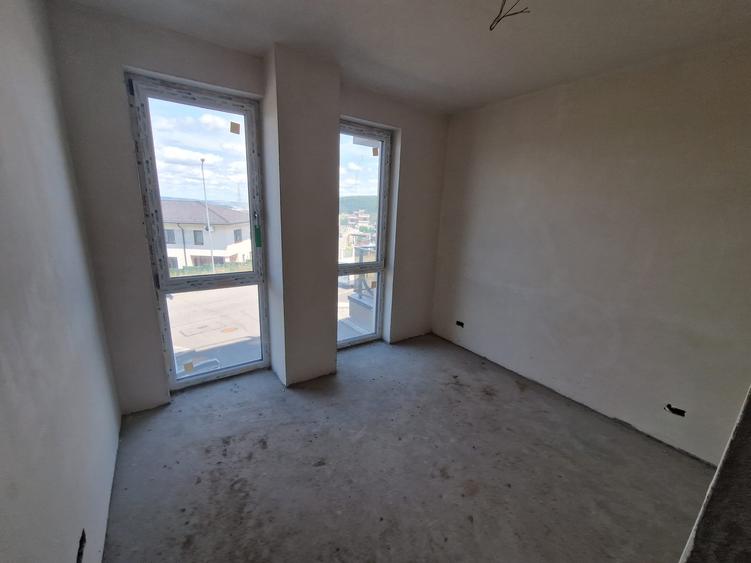 Apartament cu 3 camere semidecomandat în Florești