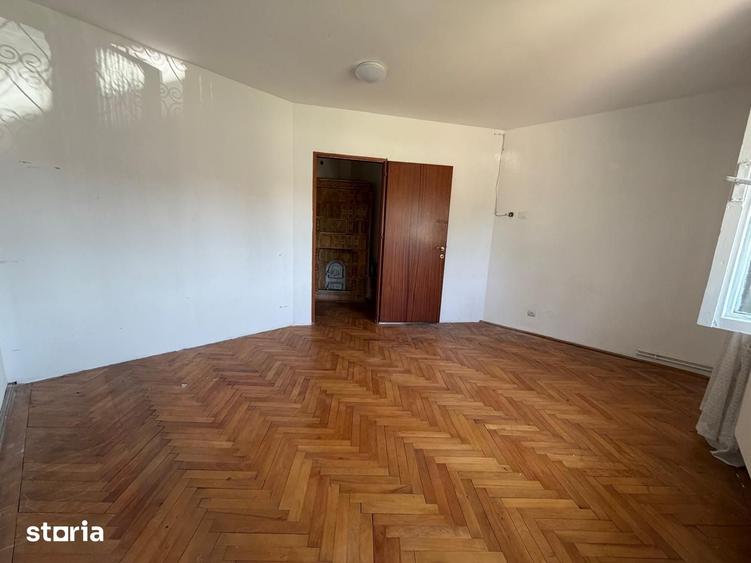 Casă cu 9 camere cu Teren 1500 Mp în Odăi