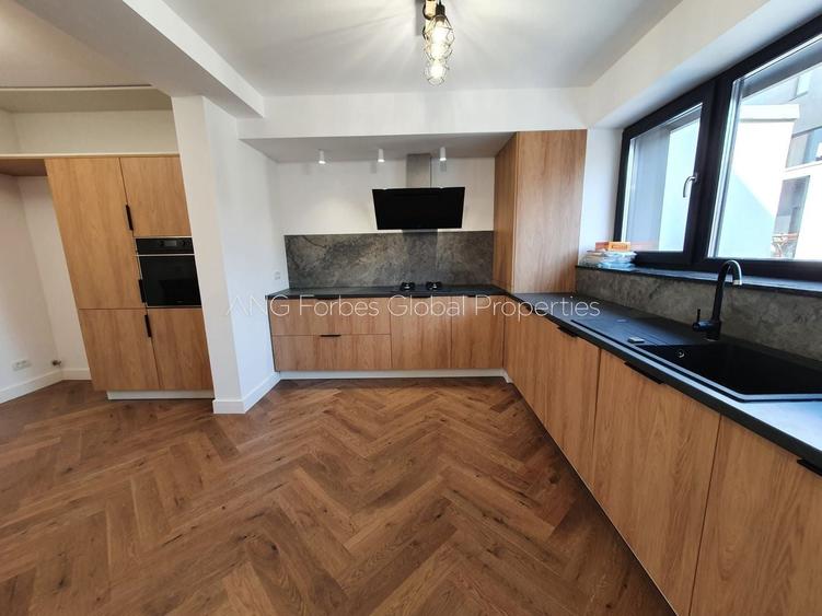 Penthouse cu 5 camere decomandat în Băneasa