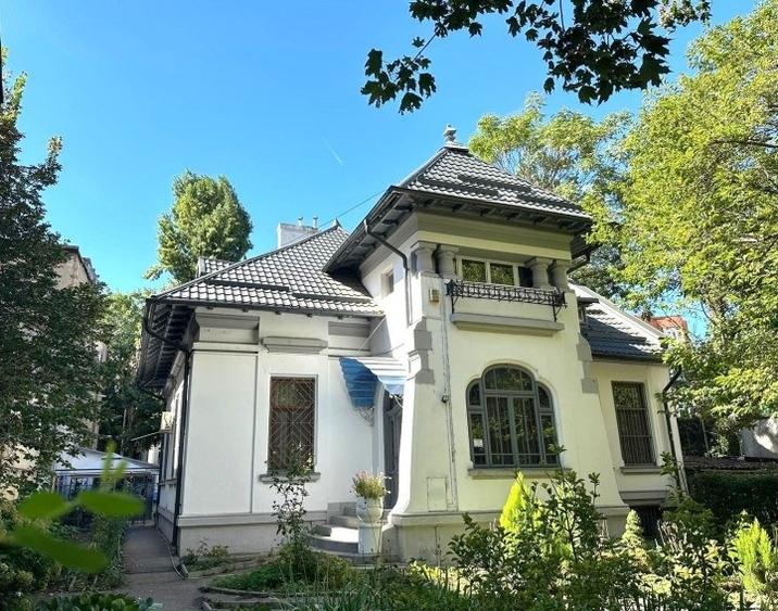 Casă cu 8 camere cu Garaj în Dorobanți