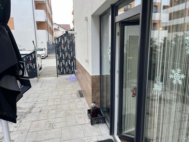 Apartament cu 3 camere decomandat în Exterior Vest