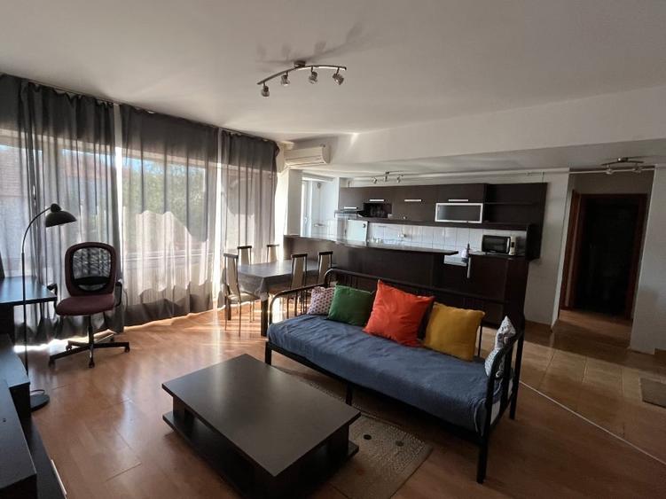 Apartament cu 3 camere decomandat, mobilat în Central