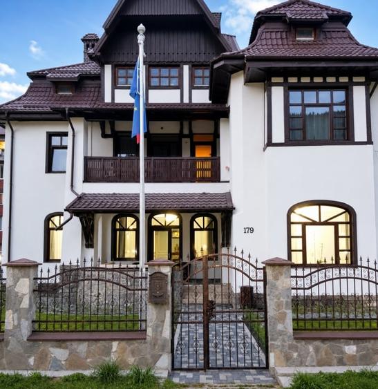 Casă individuală cu 14 camere cu Canalizare în Bușteni