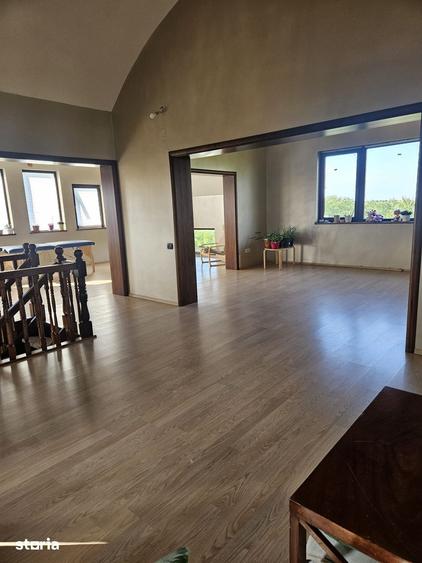 Casă cu 5 camere cu Teren 1160 Mp în Est