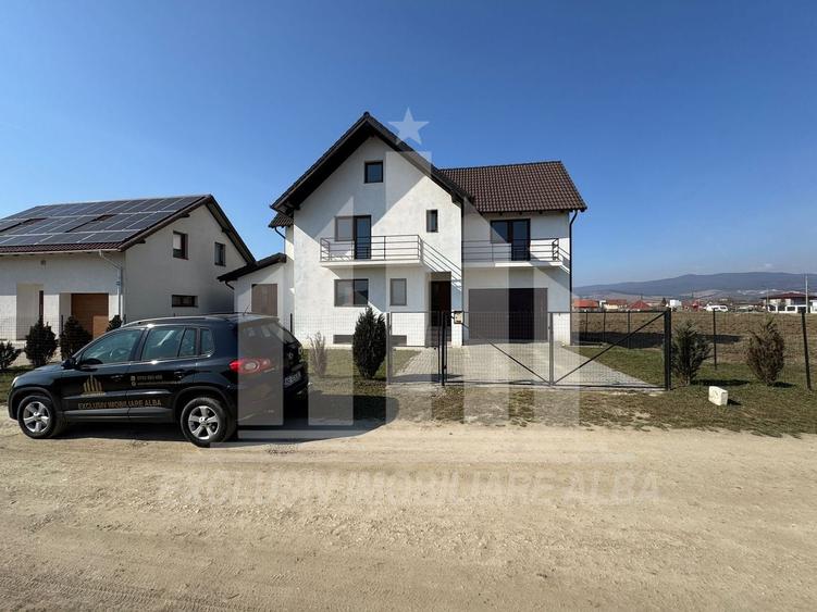Casă individuală cu 4 camere cu Canalizare în Partoș