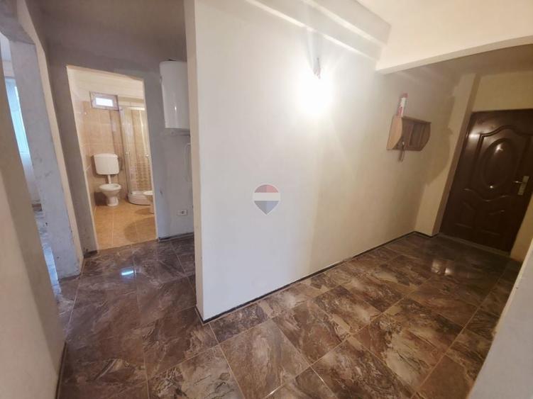 Apartament cu 3 camere decomandat în Săvinești