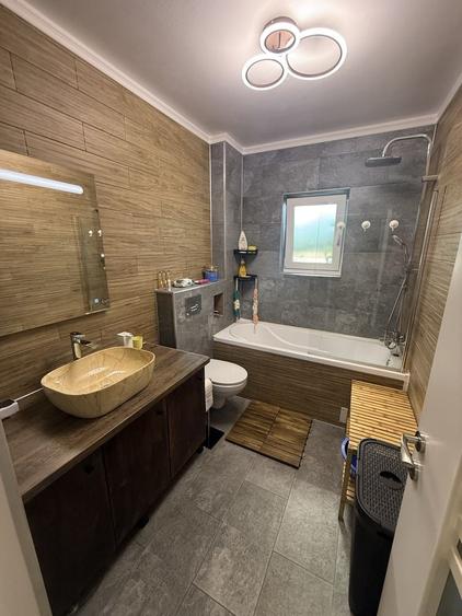 Apartament cu 3 camere decomandat în Florești