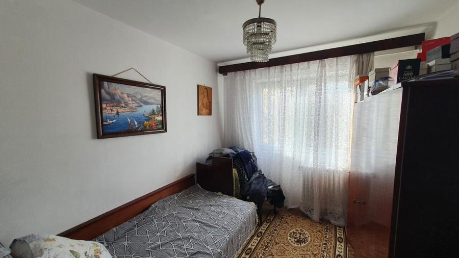 Apartament cu 3 camere semidecomandat în Vest