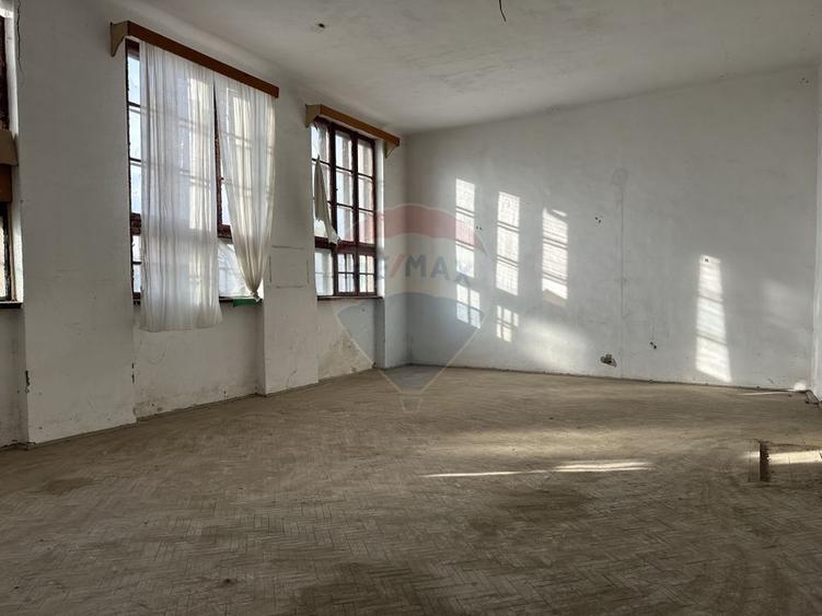 Spațiu comercial, de 2,500 mp, în Ultracentral
