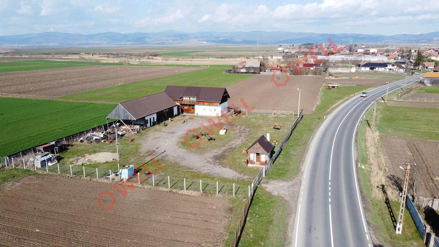 Casă cu 8 camere cu Teren 2400 Mp în Periferie