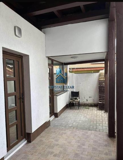 Casă individuală cu 13 camere cu Canalizare în Central