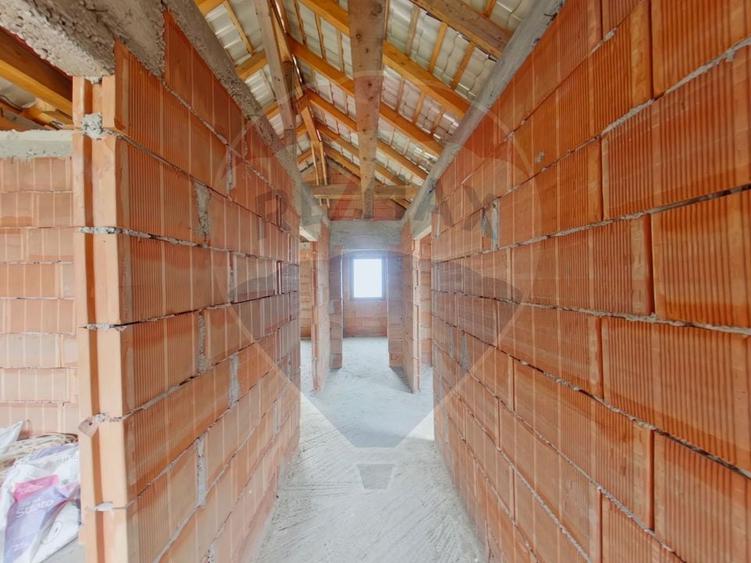 Casă cu 5 camere cu Teren 2688 Mp în Piatra
