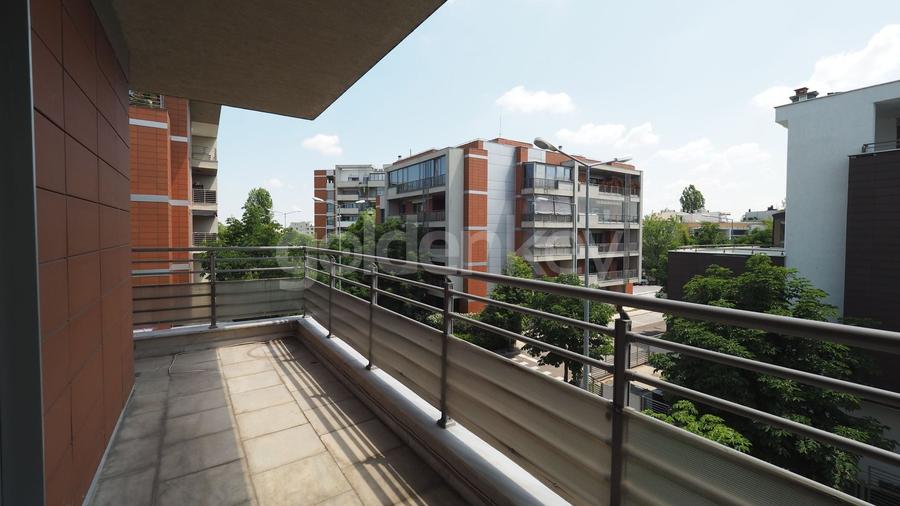 Apartament cu 4 camere decomandat în Băneasa