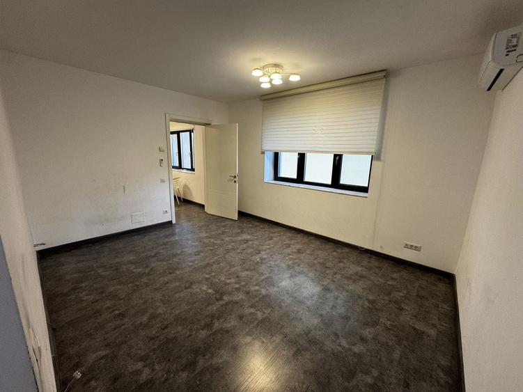 Casă individuală cu 9 camere cu Canalizare în P-ța Unirii